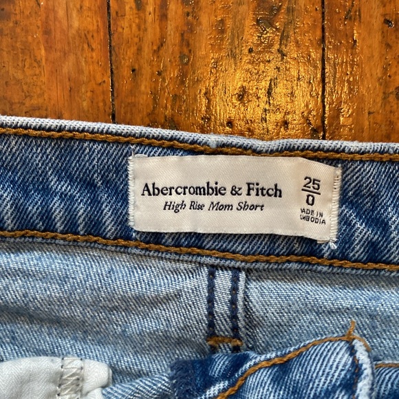 Abercrombie & Fitch. Distressed High Rise Mom Short. Size 25. - Picture 2 of 3